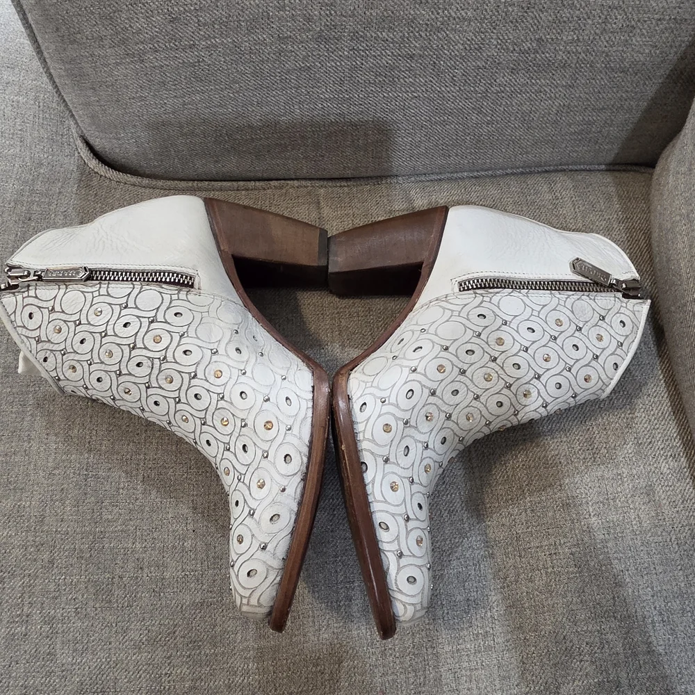 Elegant Patterned Ankle Boots - Picture 3 of 8